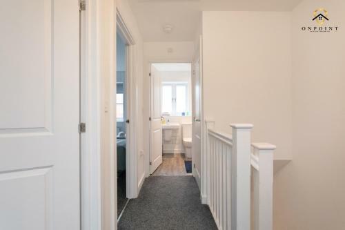 Modern, Spacious 3 Bed House With Parking & Wifi!