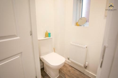 Modern, Spacious 3 Bed House With Parking & Wifi!