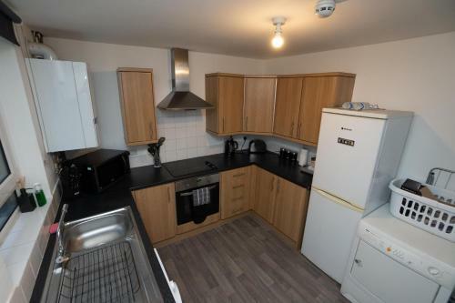 *4 Bed House *central *newly Refurbished *parking