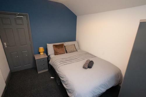 *4 Bed House *central *newly Refurbished *parking