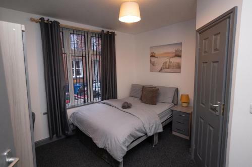 *4 Bed House *central *newly Refurbished *parking