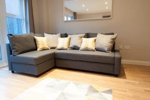 Newly Furnished Aztec House (6 Separate Beds)