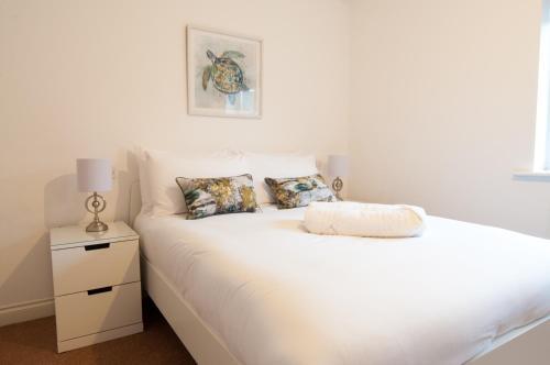 Newly Furnished Aztec House (6 Separate Beds)