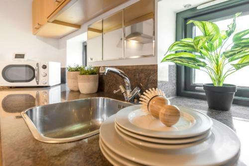 2-bedroom Holiday Home With Parking