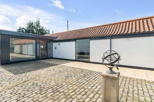 2-bedroom Holiday Home With Parking