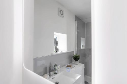 2-bedroom Holiday Home With Parking