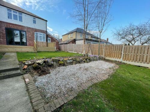 Spacious 3 Bedroom House With Garden And Parking