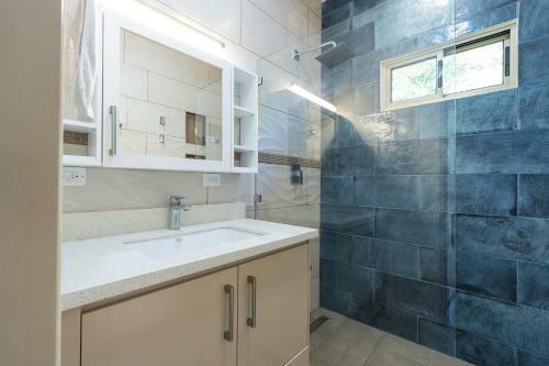 Gorgeous New 3-bd House And 2-bd Casita With Pool