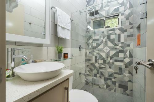 Gorgeous New 3-bd House And 2-bd Casita With Pool