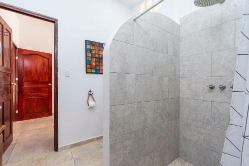 Secluded Recent Remodelled 6-bedroom Villa With Pool