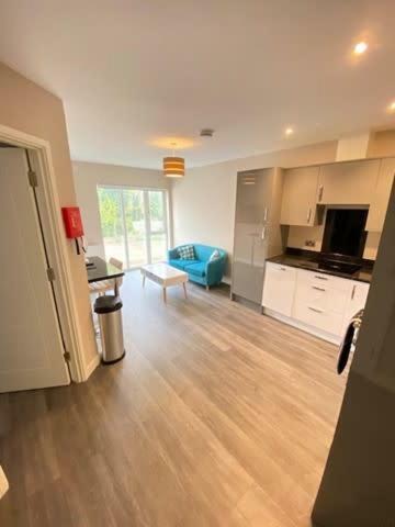 Egham Luxurious And Spacious 2 Bedroom Apartment