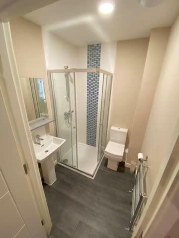 Egham Luxurious And Spacious 2 Bedroom Apartment
