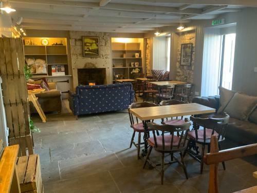 Posada Bird In Bush Elsdon