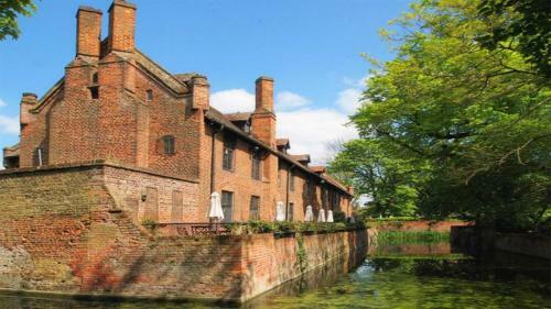Beautiful Detached 1 Bedroom Apartment