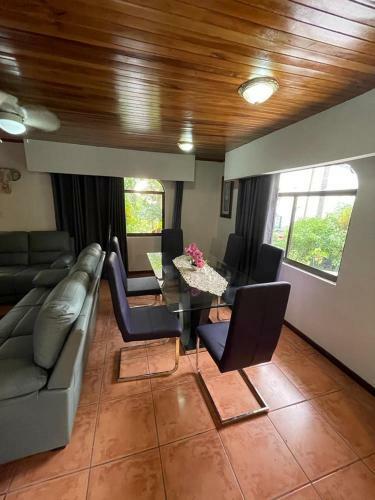 Val Hotel Manuel Antonio Cr