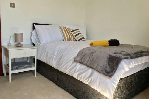 2 Bed**central Apartment-elgin** Free Parking/wifi