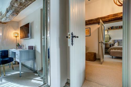 Luxury Old Sorting Office In Cotswold Town Centre