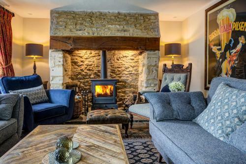 Two Linked Cottages Sleeps 10 Cotswold Town Centre