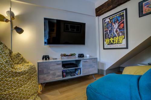 Two Linked Cottages Sleeps 10 Cotswold Town Centre