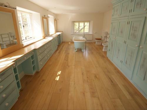 Pass The Keys Stunning, Spacious Farmhouse With Free Parking