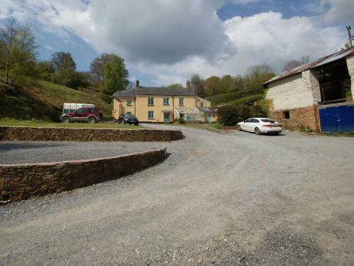 Pass The Keys Stunning, Spacious Farmhouse With Free Parking