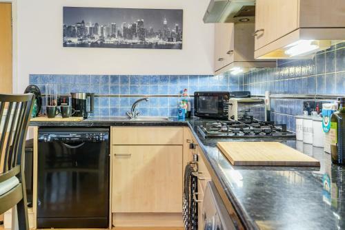 Stylish 2 Bedroom Apartment, Central Exeter, Parking On Site