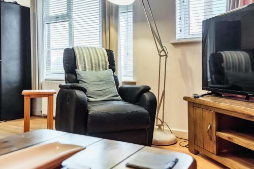 Stylish 2 Bedroom Apartment, Central Exeter, Parking On Site