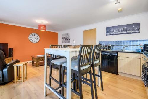 Stylish 2 Bedroom Apartment, Central Exeter, Parking On Site