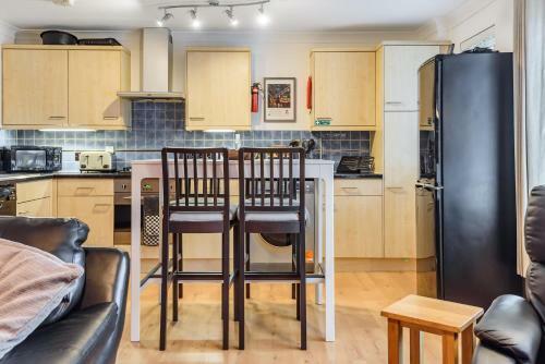 Stylish 2 Bedroom Apartment, Central Exeter, Parking On Site