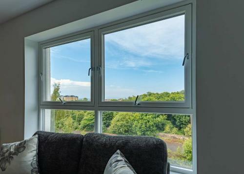 Stylish, Modern Apartment Near Edinburgh Centre