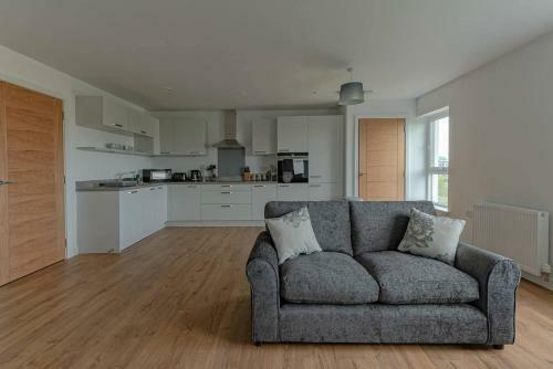 Stylish, Modern Apartment Near Edinburgh Centre