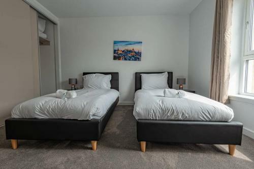 Stylish, Modern Apartment Near Edinburgh Centre