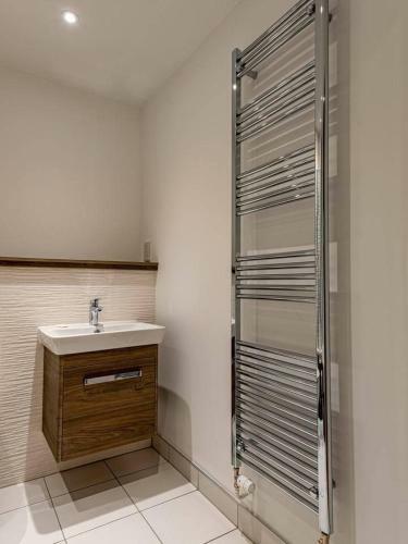 Stylish, Modern Apartment Near Edinburgh Centre