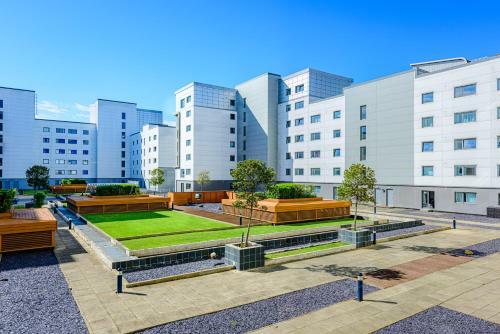 Stylish Garden View Apartment