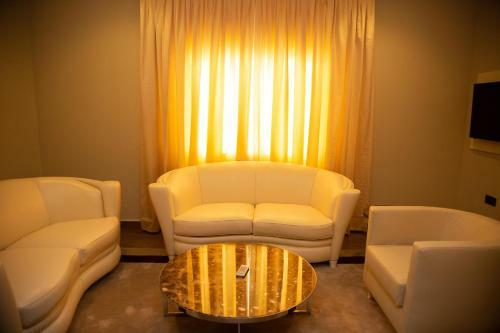 Oak Haven Hotel & Suites