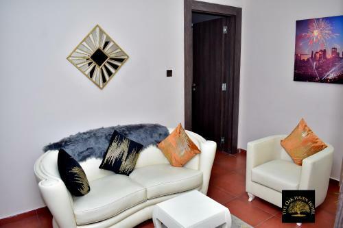Oak Haven Hotel & Suites