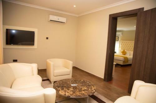 Oak Haven Hotel & Suites