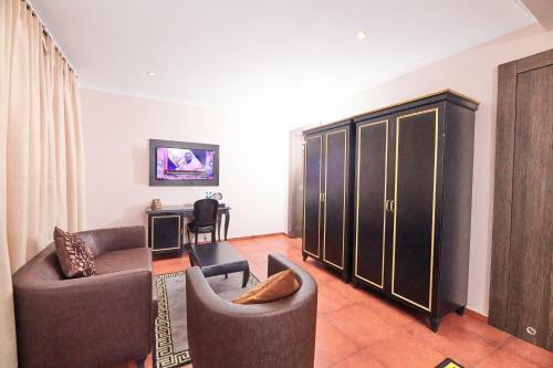 Oak Haven Hotel & Suites