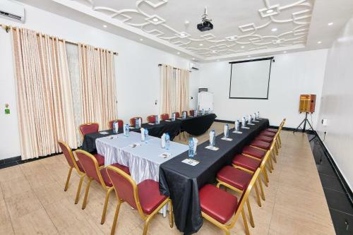 Oak Haven Hotel & Suites