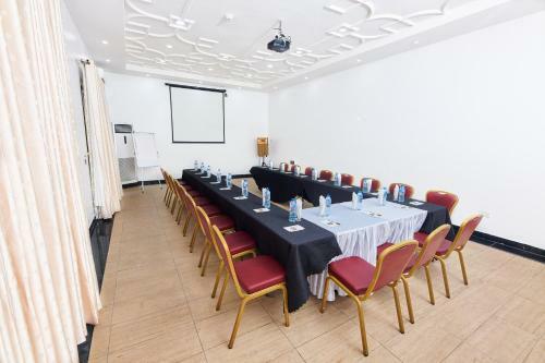 Oak Haven Hotel & Suites