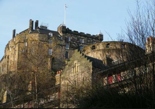Charming 1 Bed Apartment With Castle View