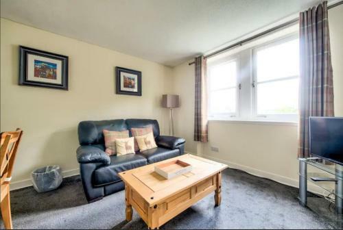 Charming 1 Bed Apartment With Castle View