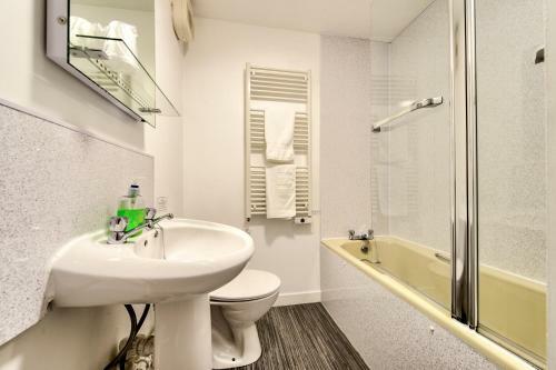 Charming 1 Bed Apartment With Castle View
