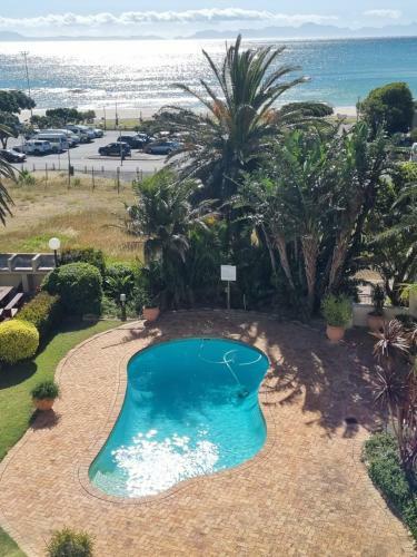 Apartment 18 Gordons Bay Beachfront