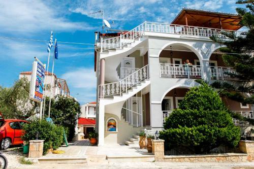 Amoudi Studios Apartments Hotel