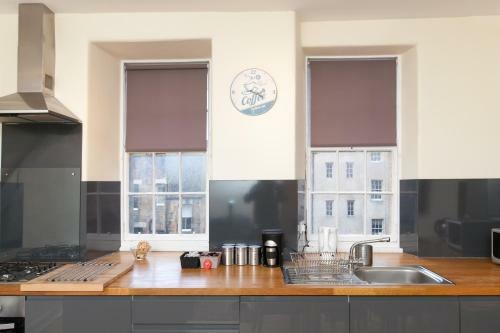 Cozy Apartment Beside Edinburgh Castle!!!