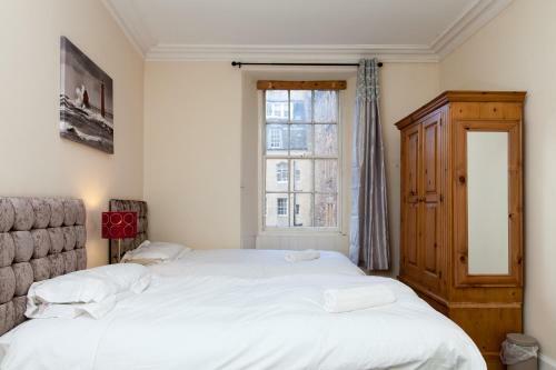 Cozy Apartment Beside Edinburgh Castle!!!