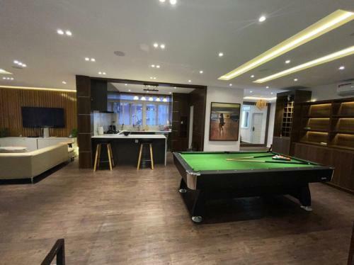 Waterfront 3 Bedroom Apartment With Pool Table