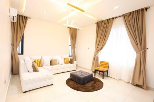 Luxury 4-bedroom Fully Detached Serviced Apartment