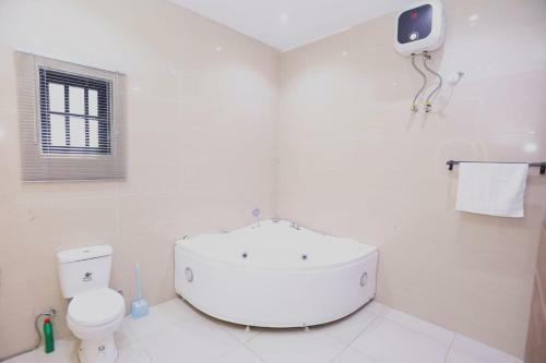 Luxury 4-bedroom Fully Detached Serviced Apartment